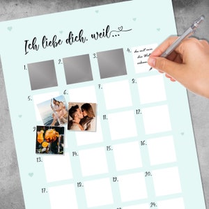 Może przedstawiać: Jasnoniebieska karta zdrapka z niemieckim tekstem "Ich liebe dich, weil..." i ponumerowanymi polami. Zdjęcia i napoje są wyświetlane w niektórych polach. Ręka pisze na karcie długopisem.