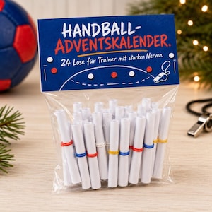 Può includere: Un sacchetto di plastica trasparente contenente 24 piccoli rotoli di carta bianca fissati con elastici colorati. Il sacchetto è sormontato da un'intestazione in cartone blu con il testo HANDBALL-ADVENTSKALENDER e 24 Lose für Trainer mit starken Nerven.