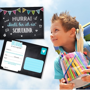 Peut inclure: Un jeune gar&ccedil;on sourit, tenant un r&eacute;cipient transparent rempli de crayons de couleur et de pinceaux. Deux cartes noires de style tableau noir sont en arri&egrave;re-plan. Une carte porte le texte "HURRA! Bald bin ich ein SCHULKIND."