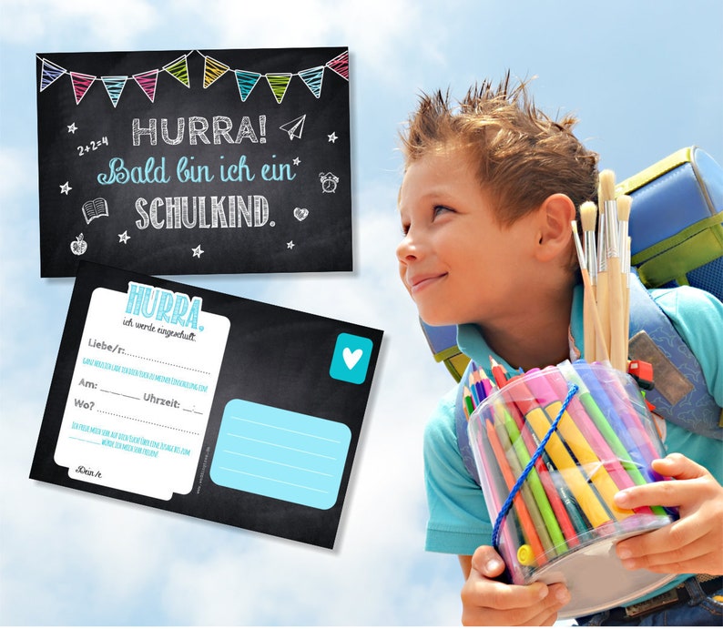 Peut inclure: Un jeune gar&ccedil;on sourit, tenant un r&eacute;cipient transparent rempli de crayons de couleur et de pinceaux. Deux cartes noires de style tableau noir sont en arri&egrave;re-plan. Une carte porte le texte "HURRA! Bald bin ich ein SCHULKIND."