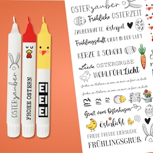 Könnte beinhalten: Drei weiße Kerzen mit Ostermotiven. Die Kerzen sind mit einem Hasen, einem Hahn und einem Küken verziert. Der Text auf den Kerzen lautet "Osterzauber", "Frohe Ostern" und "Osterzauber".