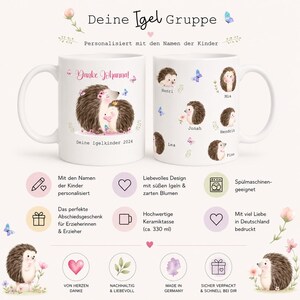 Op de afbeelding: Witte keramische mokken met egel illustraties en tekst. E&eacute;n mok zegt "Danke Johanna!" en "Deine Igelkinder 2024". De andere mok heeft namen als "Henri" en "Mia". De mokken zijn gepersonaliseerd en vaatwasmachinebestendig.
