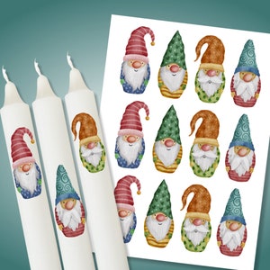 Può includere: Candele bianche decorate con adesivi di gnomi, insieme a un foglio di adesivi abbinati. Gli gnomi hanno cappelli rossi, verdi e blu, barbe bianche e abiti colorati. Perfetto per lavoretti e decorazioni natalizie.