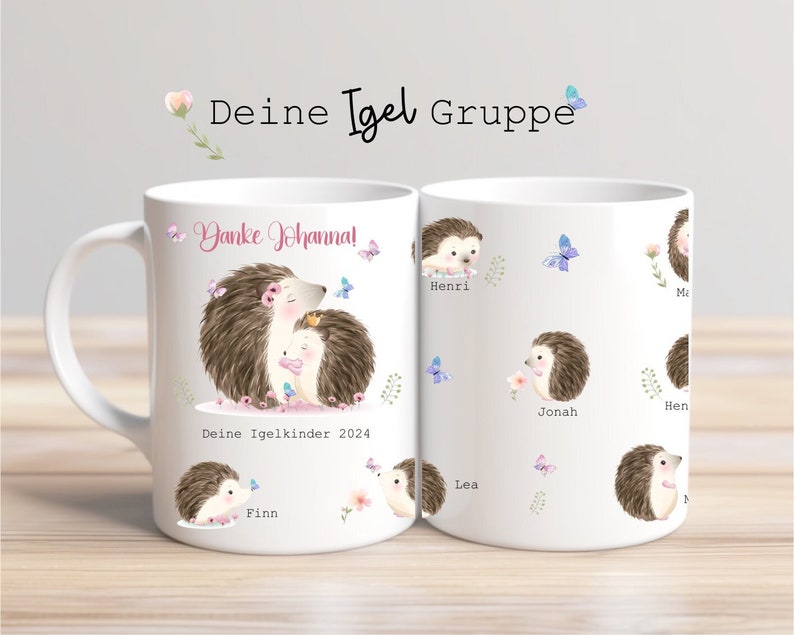 Op de afbeelding: Witte keramische mok met een aquarel illustratie van egels, vlinders en bloemen. De mok heeft de tekst "Danke Johanna!" en "Deine Igelkinder 2024". Extra namen staan op de mok.