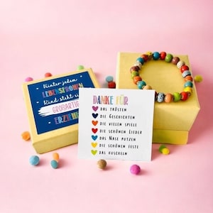 Cadeau blauwe kleuterjuffen kleutertijd parelarmband regenboog