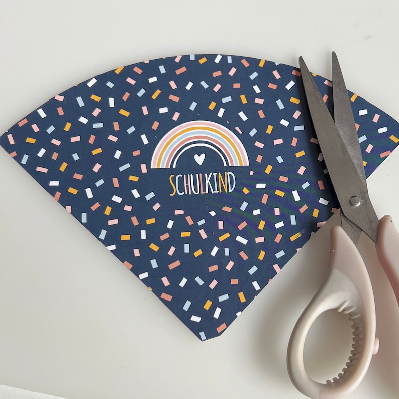 DIY Mini Schultüten als Deko zur Einschulung Gastgeschenk Geschenk für Kinder Konfetti Regenbogen Bild 4