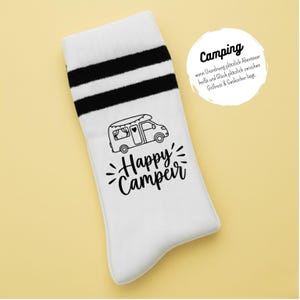 Kampeer sokken • Happy Camper sokken • Caravan/Camper cadeau idee • Kampeer accessoires • Grappige Camper spreuk • Cadeau voor kampeerders