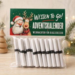 Pode incluir: Um saco de plástico transparente contendo vários rolos de papel branco presos com fitas pretas. O cabeçalho de cartão verde apresenta ilustrações do Pai Natal e de uma rena, com o texto "WISSEN TO GO! ADVENTSKALENDER WEIHNACHTEN FÜR KLUGSCHEISSER".
