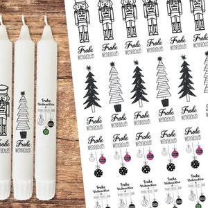 Può includere: Tre candele affusolate bianche con disegni natalizi in bianco e nero. Ogni candela presenta un disegno diverso: uno schiaccianoci, un albero di Natale e ornamenti. Le parole "Frohe Weihnachten" sono stampate.