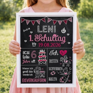 Peut inclure: Une ardoise encadrée pour une célébration de rentrée scolaire avec des illustrations et du texte en craie rose et blanc, incluant le nom LENI, 1. Schultag, 19.08.2026, ainsi que des icônes comme un gâteau, un cheval et un stand de glaces.