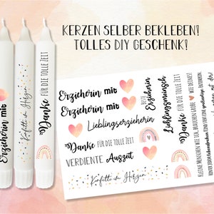 Puede incluir: Tres velas blancas con confeti de colores y dise&ntilde;os de arco&iacute;ris. Las velas est&aacute;n etiquetadas con el texto "Erzieherin mit" y "Danke f&uuml;r die tolle Zeit". La imagen tambi&eacute;n incluye una hoja de pegatinas con varios dise&ntilde;os y textos, incluyendo "Erzieherin mit", "Lieblingserzieherin" y "Danke f&uuml;r die tolle Zeit".