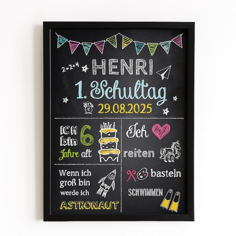 Peut inclure: Un tableau noir encadr&eacute; avec des dessins &agrave; la craie color&eacute;s. Le tableau pr&eacute;sente le nom "HENRI", la date "29.08.2025" et les mots "1. Schultag". Il comprend &eacute;galement des dessins d'un g&acirc;teau, d'une fus&eacute;e et d'un c&oelig;ur.