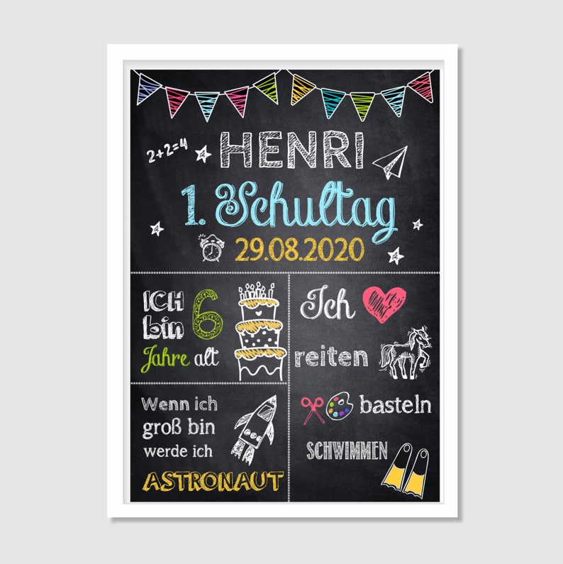Peut inclure: Un tableau noir avec le nom "HENRI" et la date "29.08.2020" en lettrage &agrave; la craie color&eacute;e. Le tableau comprend des dessins de g&acirc;teau, de fus&eacute;e et d'autres illustrations, avec du texte en allemand.