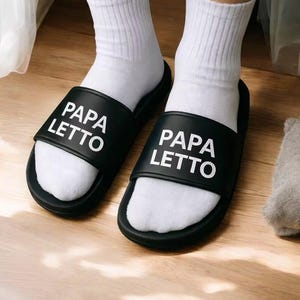 Regalo del Día del Padre para papá: Pantuflas divertidas para papá. Mamá usa tacones, papá Papaletto. Chanclas para hombre. Papaletto™