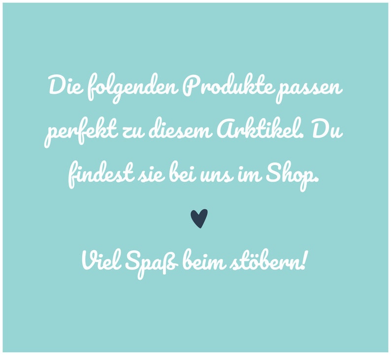 Pu&ograve; includere: Uno sfondo blu chiaro con testo bianco che dice "Die folgenden Produkte passen perfekt zu diesem Artikel. Du findest sie bei uns im Shop. Viel Spa&szlig; beim st&ouml;bern!" con un piccolo simbolo di cuore nero.