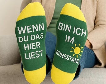 Funny retirement socks | Gift idea for retirees | "If you're reading this – I'm retired" | Farewell gift for retirement