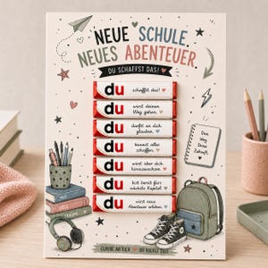 Op de afbeelding: Een rechthoekige wenskaart met de tekst NEUE SCHULE NEUES ABENTEUER en zeven chocoladerepen in een verticale rij. Elke reep heeft het woord du en motiverende zinnen op de verpakking. Illustraties tonen een rugzak, sneakers, een koptelefoon en een pennenhouder.