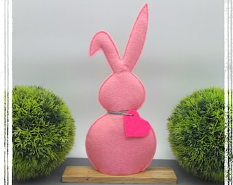 Osterhase Hase mit Herz aus Filz rosa groß auf Holzfuß