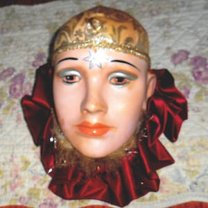 Vintage Decorated Face Wall Decor: Ruffle Trim