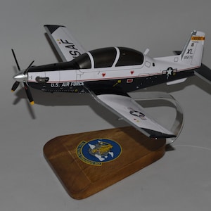 Réplica de avión Raytheon T-6 Texan II, USAF 85th Flying Training Squadron Tigers, tallado a mano en madera de caoba, modelo de avión para exhibición de escritorio.