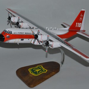 Réplica de avión de bomberos Lockheed C-130 Hércules del Servicio Forestal de EE. UU., tallada a mano, de madera de caoba, para exhibición en escritorio.