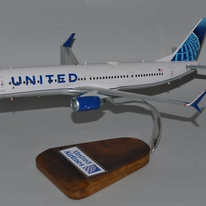 Boeing 737-900 United Airlines (Evo livery) hand carved mahogany wood replica desktop display airplane model
