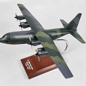 Lockheed C-130 Hercules da Força Aérea dos EUA com camuflagem Euro-Lizard, modelo de avião de madeira mogno para exibição em mesa