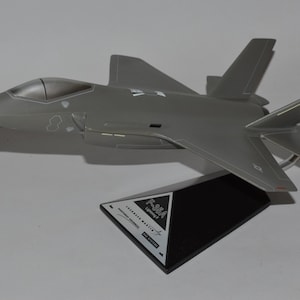 Réplica de madera de caoba tallada a mano del modelo Lockheed F-35 F-35A Lightning de la USAF Joint Strike Fighter, para exhibición en escritorio.