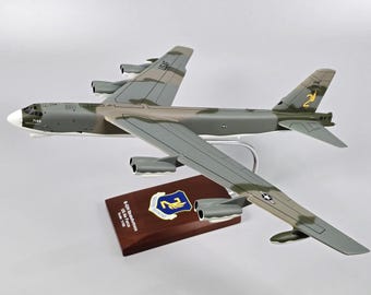 Modelo de exhibición de escritorio de avión Boeing B-52 Stratofortress USAF SIOP de la Guerra Fría, tallado y pintado a mano en caoba.