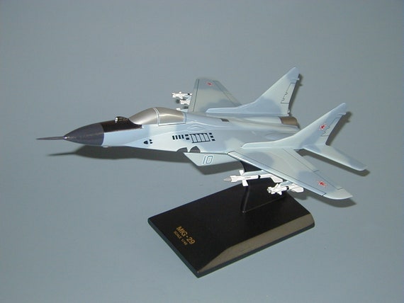 ロシアのソビエト MiG-29 フルクラム戦闘機、手彫り、塗装済み ロシアのソビエト MiG-29 フルクラム戦闘機、手彫り、塗装済み