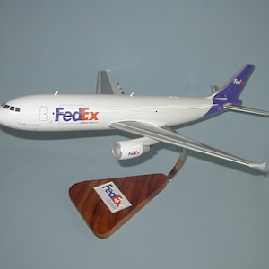 Maquette d'avion en acajou sculptée et peinte à la main d'Airbus 300 A300 FedEx