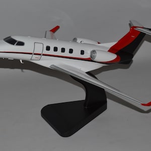 Modello di aereo Embraer EMB-505 Phenom 300 intagliato a mano, replica in legno di mogano, espositore da tavolo