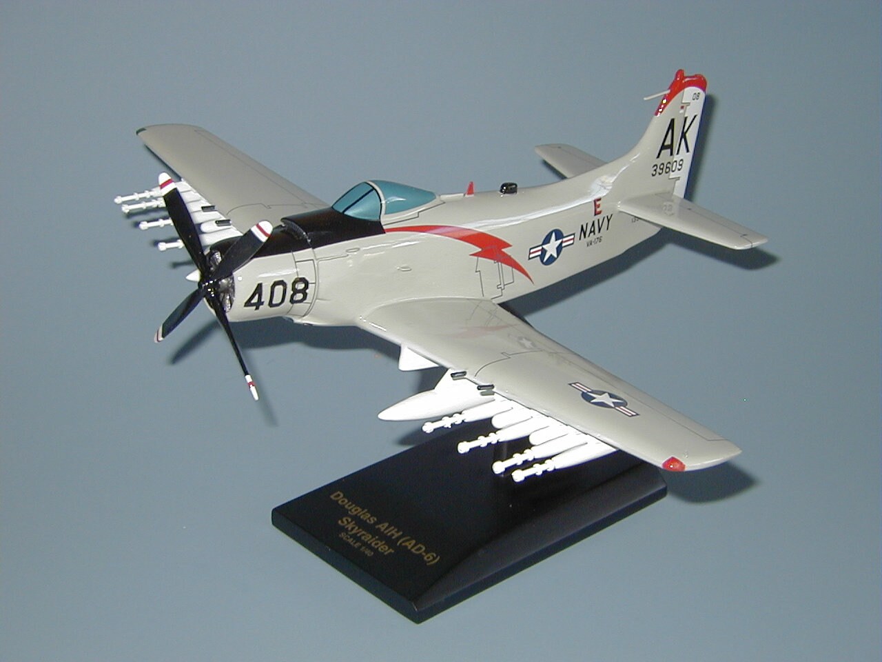 Douglas A-1 AD-6 Skyraider US Navy Jagdbomber Flugzeug Modell handgeschnitzten Mahagoni Holz Replikat Schreibtisch Display