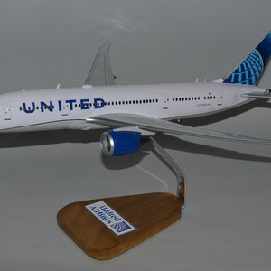 Boeing 787 Dreamliner United Airlines airplane new paint scheme model replica desktop display