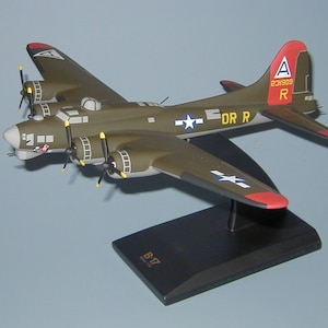 Boeing B-17 Flying Fortress WWII heavy USAAF bomber mahogany wood airplane desktop display model