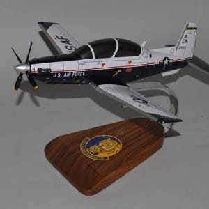 Avión Raytheon T-6 Texan II, 37.º escuadrón de entrenamiento de vuelo de la USAF, Bengal Tigers, tallado a mano en madera de caoba, modelo de avión para exhibición de escritorio.