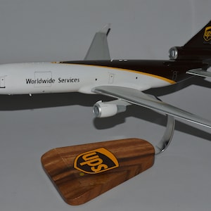 MD-11F UPS United Parcel Service, transport de fret, modèle d'avion en acajou sculpté et peint à la main