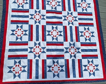 MOTIF - Motif de courtepointe QOV® double étoiles et rayures. Dimensions finales : 60 X 72. Conçu avec la permission de The Quilts Of Valor Foundation®.