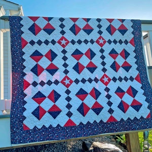 PATRÓN - Patrón de colcha de estrellas de la amistad QOV®. Tamaño terminado: 58 X 72. Diseñado con permiso de The Quilts Of Valor Foundation®.