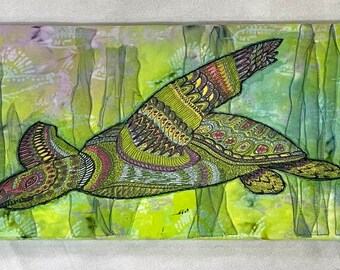 Quilt auf Leinwand - Bestickte Meeresschildkröte, Quilt auf Leinwand, 10" X 20", fertig zum Aufhängen.