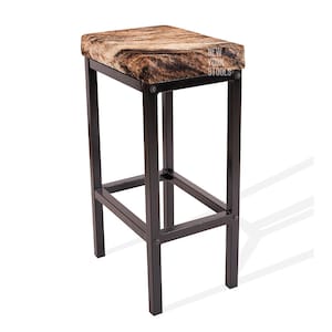 Könnte beinhalten: Ein rechteckiger Barhocker mit einem Sitz aus braun-schwarzem Kuhfell und einem schwarzen Metallrahmen. Auf dem Sitz ist der Text NEW YORK STOOLS in Weiß aufgedruckt. Der Rahmen besteht aus vier geraden Beinen mit horizontalen Streben.