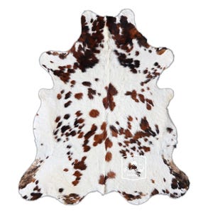 Peut inclure: Tapis en peau de vache avec un motif naturel de taches marron et noires sur fond blanc. Le tapis a une forme irrégulière, typique du cuir de vache, et convient à la décoration intérieure.