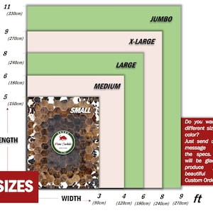K&ouml;nnte beinhalten: Eine Tabelle mit verschiedenen Gr&ouml;&szlig;en von Kuhfellteppichen, von klein bis jumbo. Die Tabelle enth&auml;lt Ma&szlig;e in Fu&szlig; und Zentimetern. Der Text "M&ouml;chten Sie eine andere Gr&ouml;&szlig;e oder Farbe? Senden Sie uns einfach eine Nachricht mit den Spezifikationen. Wir freuen uns, Ihren sch&ouml;nen individuellen Auftrag zu produzieren!" ist ebenfalls enthalten.