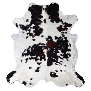 以下が含まれることがあります： 白地を背景に、黒と茶色の斑点模様が自然に配置されたカウハイドラグ。 ラグは不規則な形状で、丸みを帯びたエッジと柔らかく質感のある外観をしています。 インテリアデコレーションに適しています。