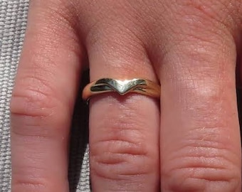 Anillo de oro de 9 quilates con forma de horquilla – Alianza de boda hecha a mano para mujer