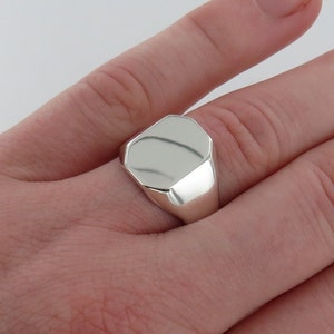 Pierścień sygnetowy z ciętym rogiem ze srebra próby 925 z puncą 11 mm X 14 mm