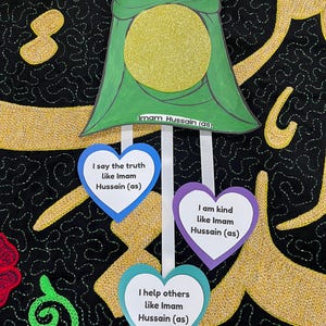 Puede incluir: Una manualidad hecha a mano que presenta una figura verde y dorada con el texto "Imam Hussain (as)". Se adjuntan tarjetas en forma de corazón con frases como "Digo la verdad como Imam Hussain (as)". El fondo es negro con bordados dorados.