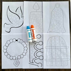 Puede incluir: Un conjunto de seis páginas para colorear punto a punto imprimibles que presentan una paloma, una vela, una campana, una corona, un brazalete y una puerta. Las páginas están diseñadas para usar con marcadores de puntos. Se incluyen dos marcadores, uno azul y uno naranja, en la imagen.