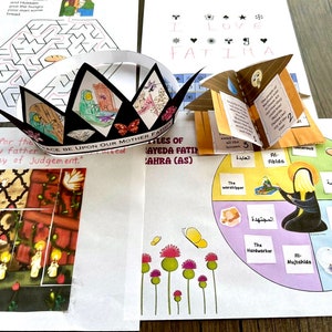 Puede incluir: Un paquete de actividades imprimible para niños que incluye una corona, un laberinto, un tablero de juego y un libro plegable. El tablero de juego es un círculo dividido en seis secciones con texto árabe e imágenes. El libro tiene una portada marrón con una imagen de una lágrima y el texto "El milagro del perdón." La corona es blanca con ribetes negros y presenta una imagen de una mujer con un vestido azul. El laberinto es de forma hexagonal con un camino que lleva a una hogaza de pan. El texto "AMO A FATIMA" está escrito en letras negras sobre un fondo blanco.