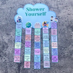Puede incluir: Un gráfico colorido con una forma de nube en la parte superior que dice "Shower Yourself". El gráfico está dividido en 10 columnas, cada una con una actividad diferente que realizar. Las actividades están todas relacionadas con las prácticas islámicas y las buenas acciones. El gráfico está diseñado para ayudar a los niños a aprender sobre estas prácticas.